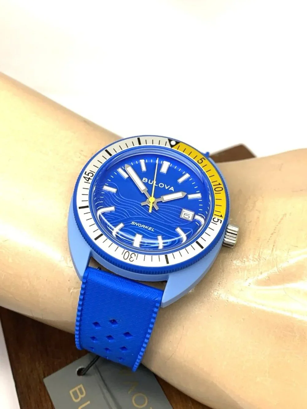 Bulova Men's Watch 98B445 Snorkel Blue Tang Fish Quartz Rubber Strap 41mm